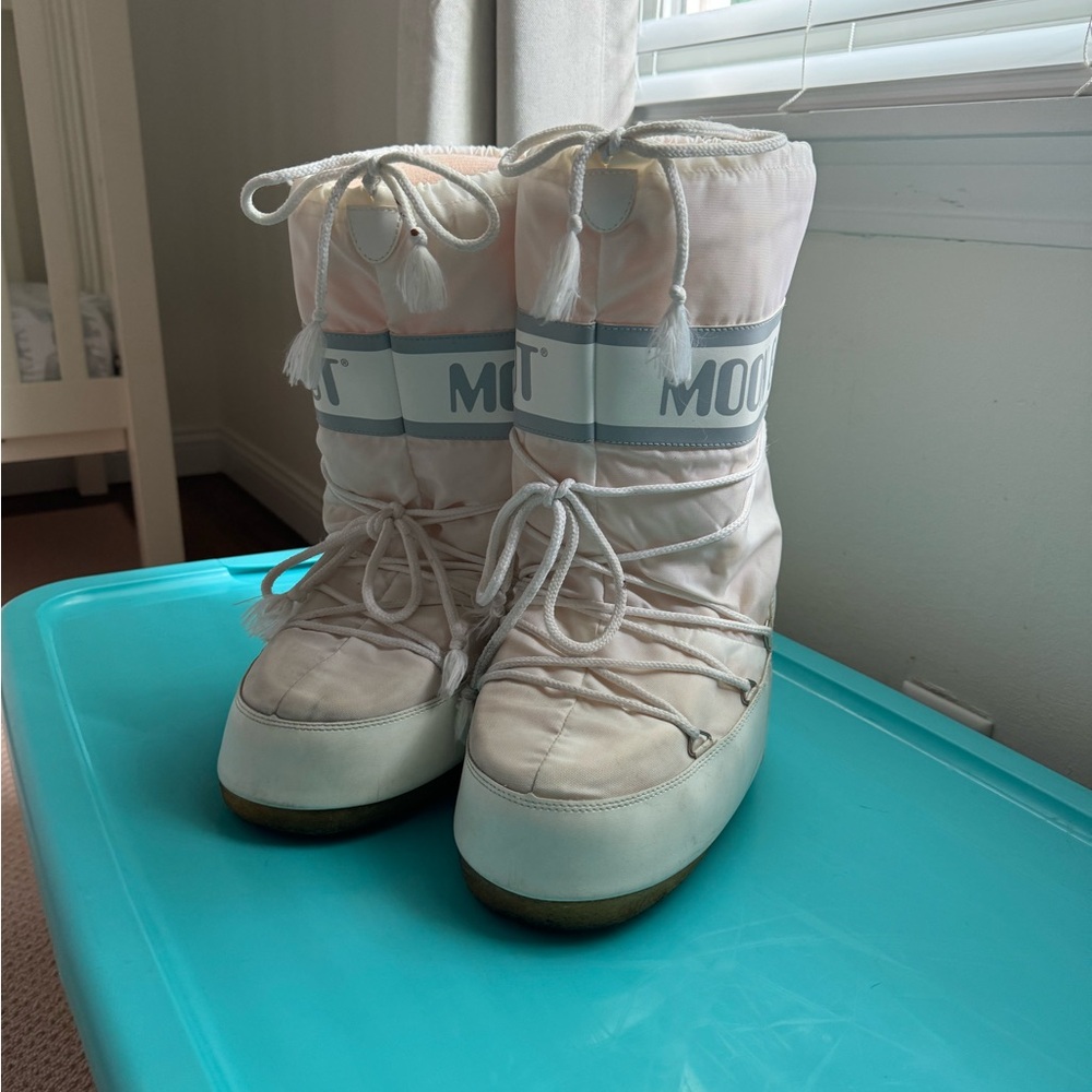 Moon Boots Women Size 10